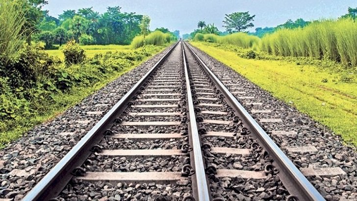 রেলপথে পাথর স্বল্পতা