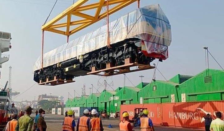 চট্টগ্রাম বন্দরে খালাস হচ্ছে দ.কোরিয়া থেকে আনা ১০ রেল ইঞ্জিন