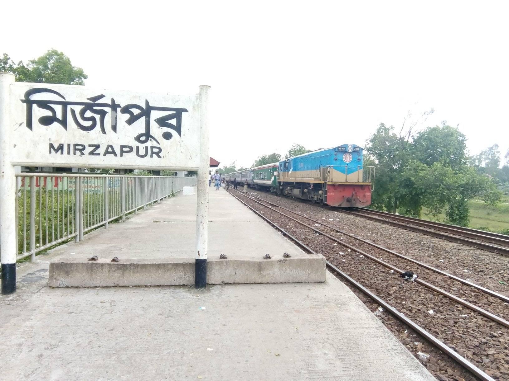 সন্তান নি‌য়ে ট্রেনের নি‌চে ঝাপ দি‌লেন মা‌!