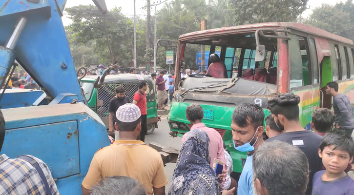 ঝাউতলায় ট্রেনের সঙ্গে ত্রিমুখী সংঘর্ষে নিহত ২, আহত ১০