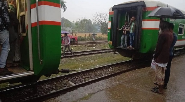 টিকিট বিক্রি হলেও যুক্ত করা হয়নি বগি