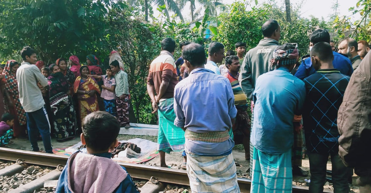 ট্রেনের কাটা পড়ে ১২ খণ্ড বৃদ্ধা
