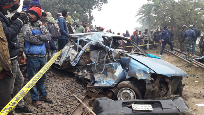 দিনাজপুরে ট্রেনের ধাক্কায় লন্ডভন্ড প্রাইভেট কার, নিহত ৩