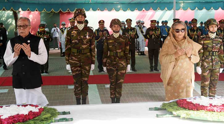 বঙ্গবন্ধুর সমাধিতে রাষ্ট্রপতি-প্রধানমন্ত্রীর শ্রদ্ধা