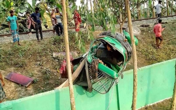 অরক্ষিত রেলক্রসিং: ট্রেনের ধাক্কায় নিহত অটোরিশা চালক, আহত ২