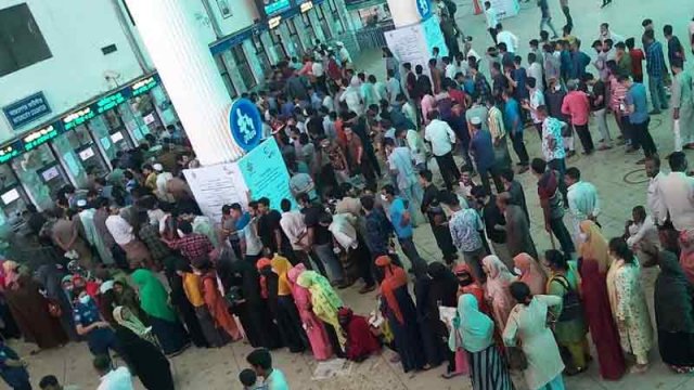চট্টগ্রামে ট্রেনের টিকিটের জন্য হাহাকার!