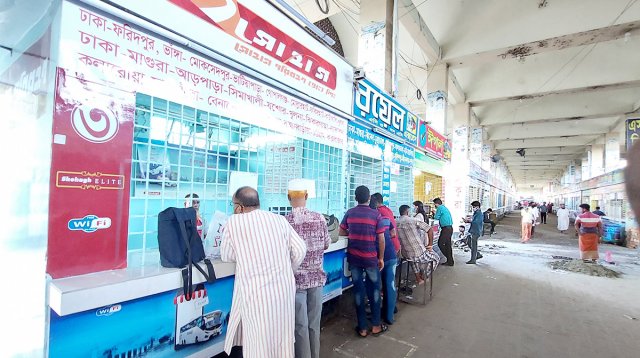 দিনে ঘরমুখো যাত্রীর চাপ নেই বাস টার্মিনালে