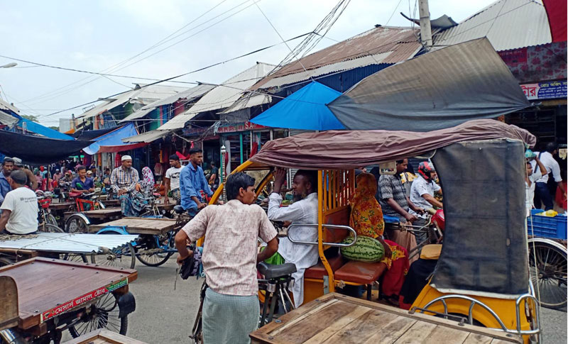৭০ কোটি টাকার বিপণিবিতান, তবু ফুটপাত দখল করে ব্যবসা