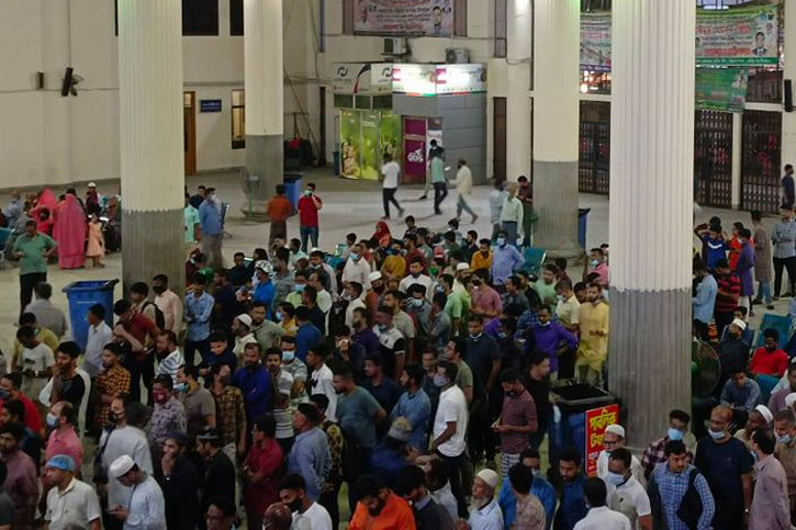 চট্টগ্রাম স্টেশনে ভিড় টিকিটপ্রত্যাশীদের
