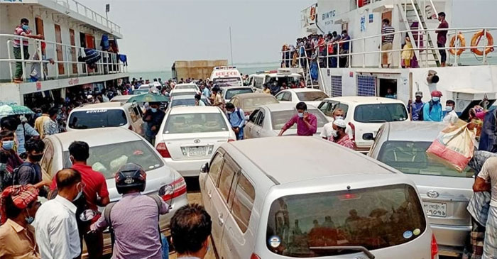 পাটুরিয়া ঘাটে বেড়েছে যাত্রী-যানবাহনের চাপ