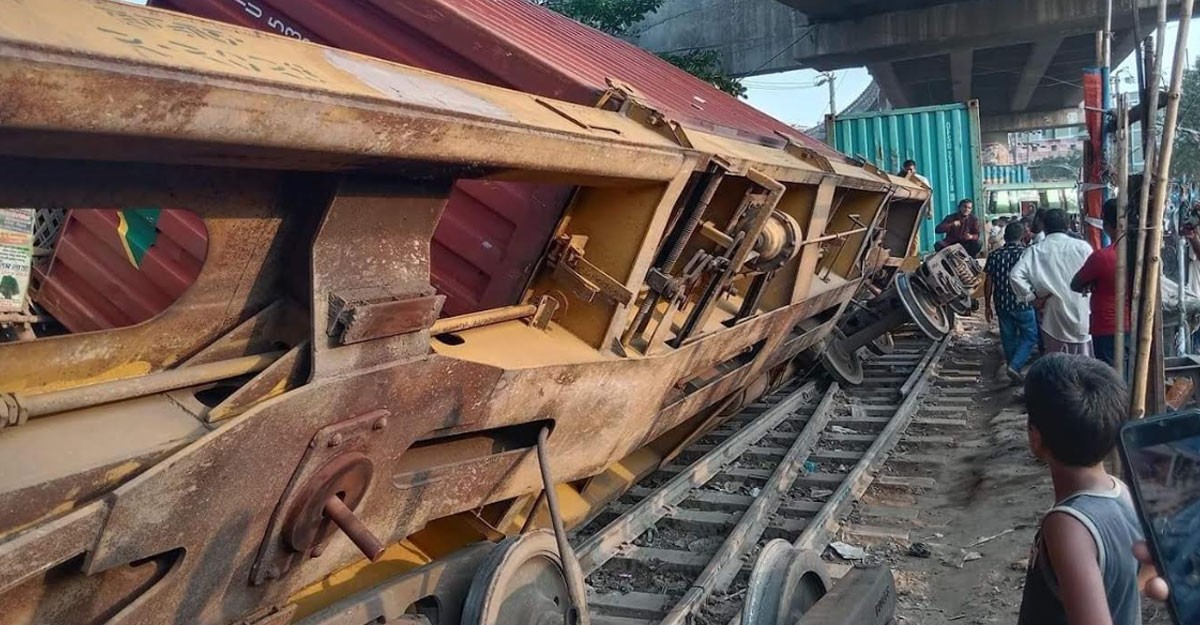 চট্টগ্রামে লাইনচ্যুত মালবাহী ট্রেনের বগি
