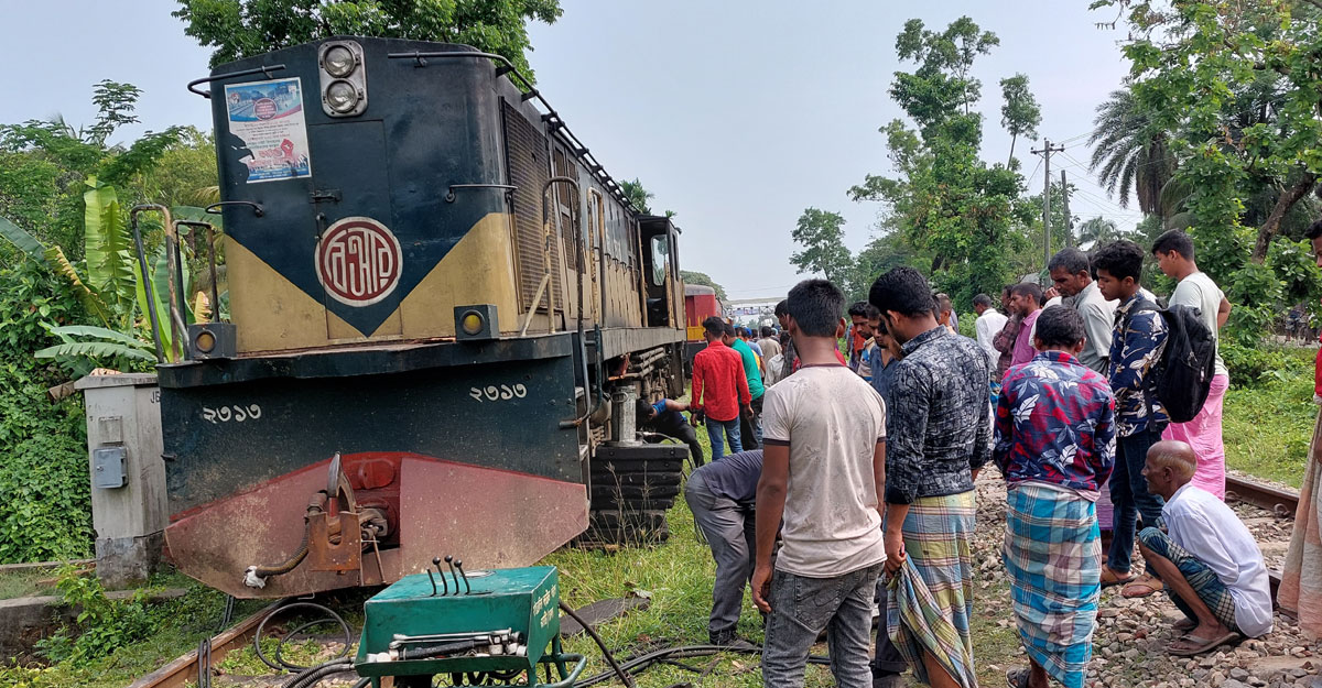 দুর্ঘটনার ১০ ঘণ্টা পর ঢাকা-ময়মনসিংহ রুটে ট্রেন চলাচল শুরু