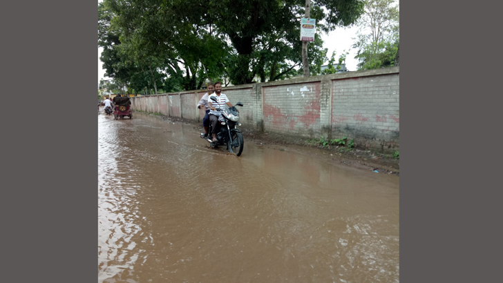 সামান্য বৃষ্টিতেই রাস্তায় হাঁটু পানি, ভোগান্তি চরমে