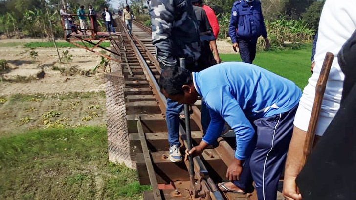 ভাঙা রেললাইন, অল্পের জন্য রক্ষা পেল ট্রেনের ৮০০ যাত্রী
