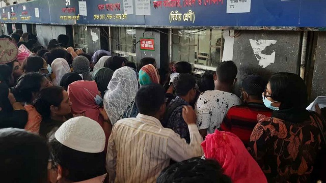 ট্রেনের টিকিটের লাইনে অস্বস্তিতে নারীরা