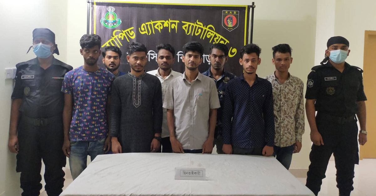 শিফট ভাগ করে চাঁদাবাজি, অস্ত্রসহ উদ্ধার প্রায় দেড় লাখ টাকা