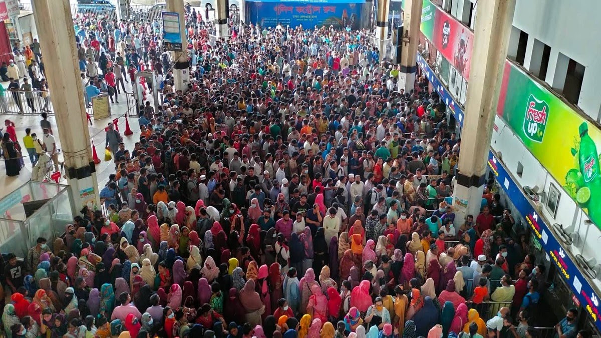 ‘সোনার হরিণ’ টিকিট পাওয়ার লক্ষ্যে লাইনে দাঁড়িয়ে লড়াই