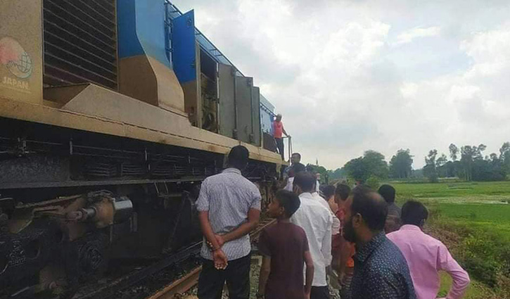 একদিনে বিকল দুই ট্রেনের ইঞ্জিন , দুর্ভোগে যাত্রীরা
