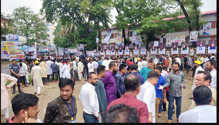 পটিয়ায় সড়ক বন্ধ করে যুবলীগের সম্মেলন,ভোগান্তি যাত্রীদের