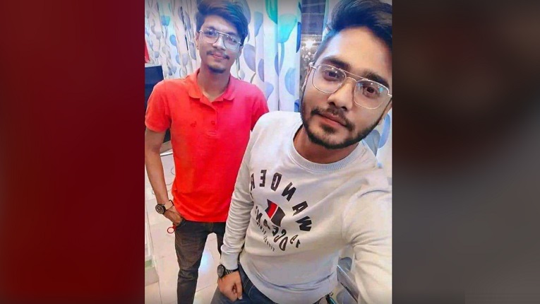 ল্যাম্পপোস্টে মোটরসাইকেলের ধাক্কা, প্রাণ গেল দুই বন্ধুর