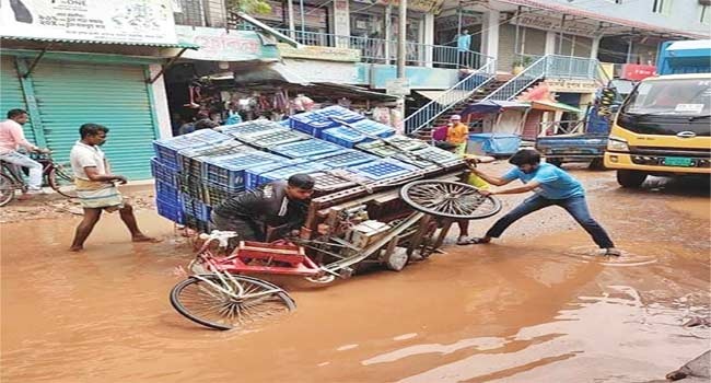 গর্তে ভরা সড়ক, আটকে যাওয়া যানবাহনে ভোগান্তি