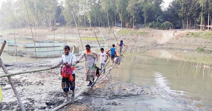 ৪০ হাজার মানুষের একমাত্র ভরসা বাঁশের সাঁকো