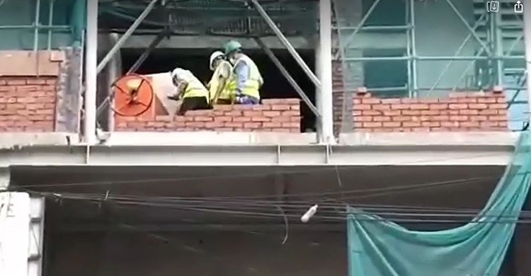 মেট্রোরেলের দেওয়াল ভেঙে পড়ে নিহত ১, আহত ৫