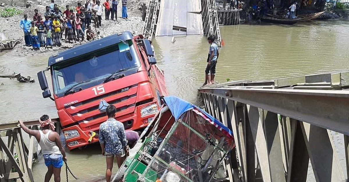 পাথরবোঝাই ট্রাকসহ ভেঙে পড়ল সেতু,বন্ধ যান চলাচল