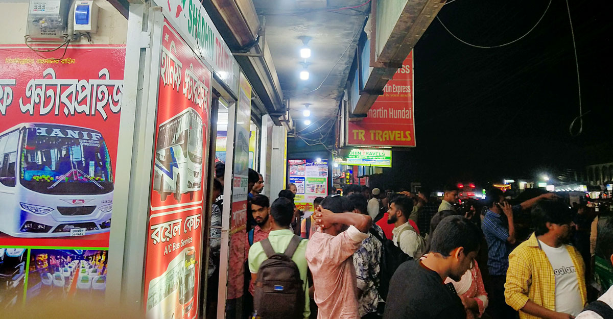 কক্সবাজার থেকে ফেরার পথে গুণতে হচ্ছে দ্বিগুণ ভাড়া