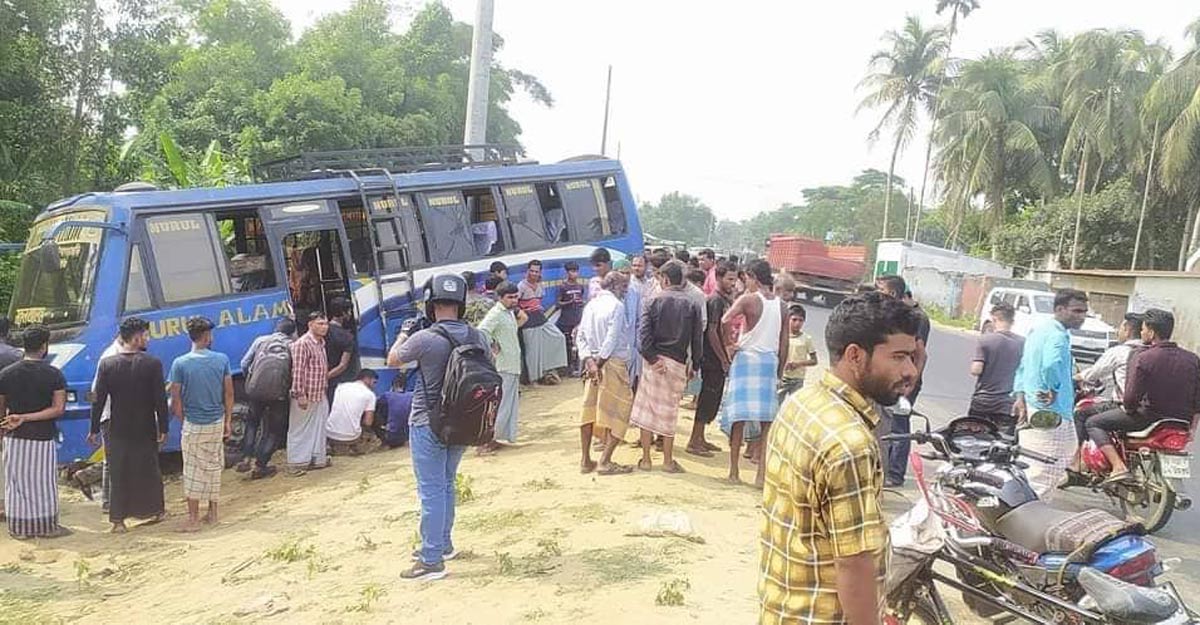 চট্টগ্রামের হাটহাজারীতে বাস চাপায় নিহত ২