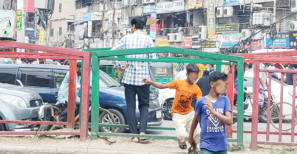 সড়ক বিভাজকের ১১০০ লোহার দণ্ড কোথায় গেল?