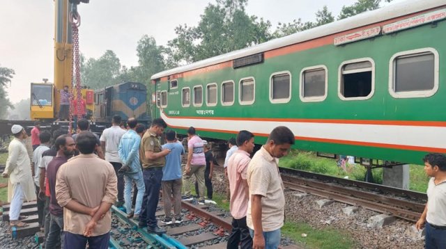রেলক্রসিংয়ে ট্রেনের ধাক্কায় লন্ডভন্ড পিকআপ, নিহত ৩