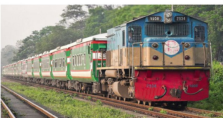 ঝড়ে লাইনের ওপর গাছ:খুলনার সঙ্গে বন্ধ সারা দেশের রেল যোগাযোগ