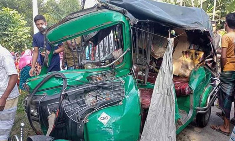 দাঁড়িয়ে থাকা অটোরিকশায় বাসের ধাক্কা: নিহত ২