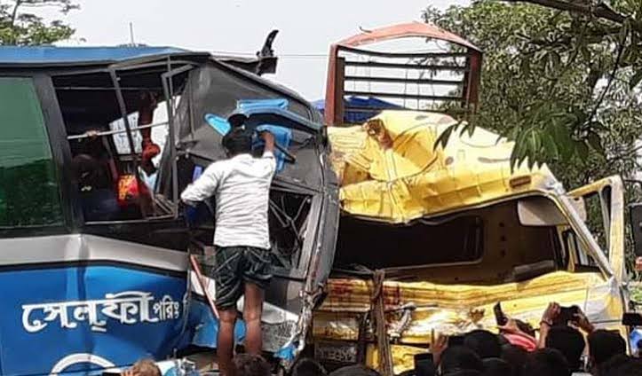 ধামরাইয়ে বাস-ট্রাকের মুখোমুখি সংঘর্ষ, চালকসহ আহত ১৫