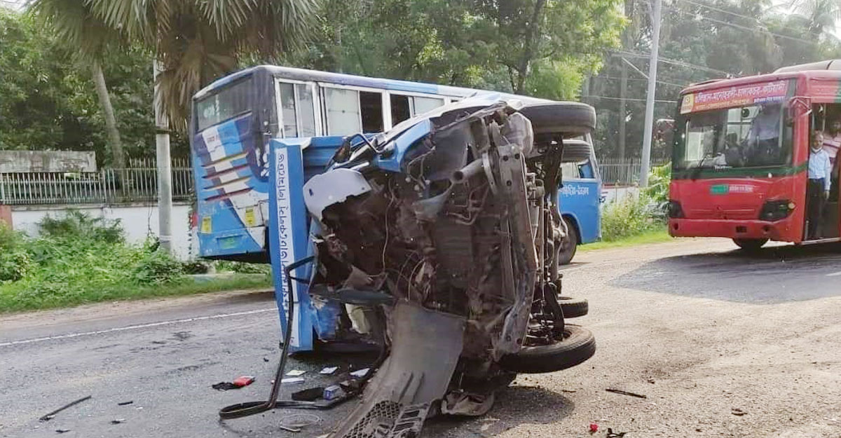 বাসের ধাক্কায় লন্ডভন্ড গণস্বাস্থ্য কেন্দ্রের ত্রাণবাহী গাড়ি, আহত ২