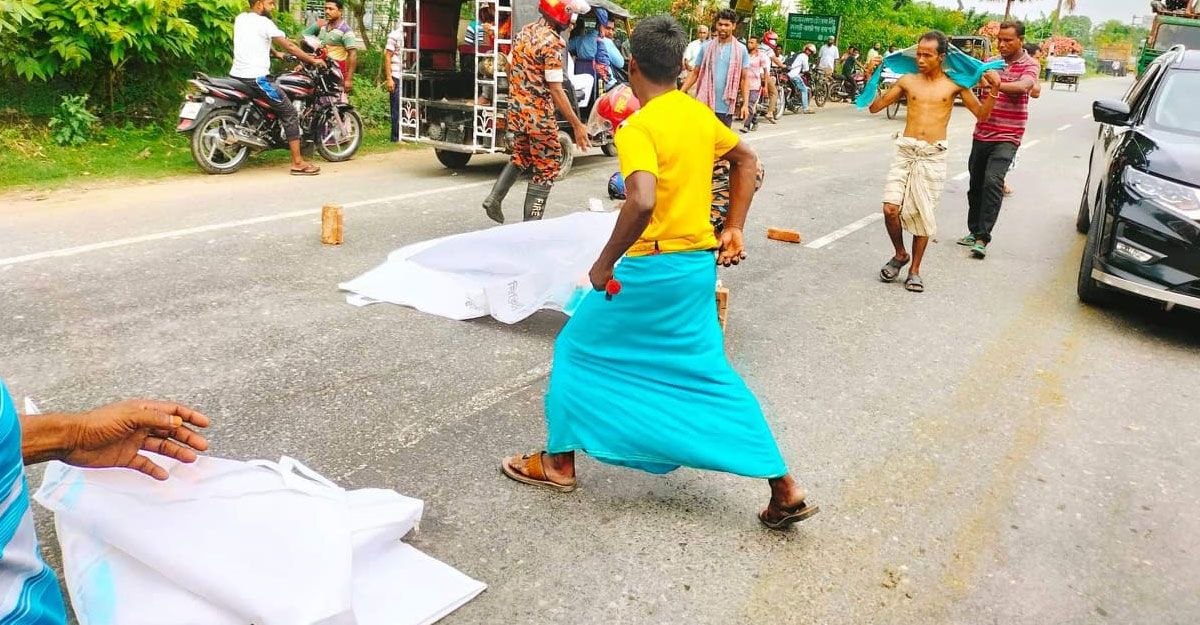 ট্রাক্টর-মোটরসাইকেল ত্রিমুখী সংর্ঘষ: নিহত মা-মেয়েসহ ৩ জন