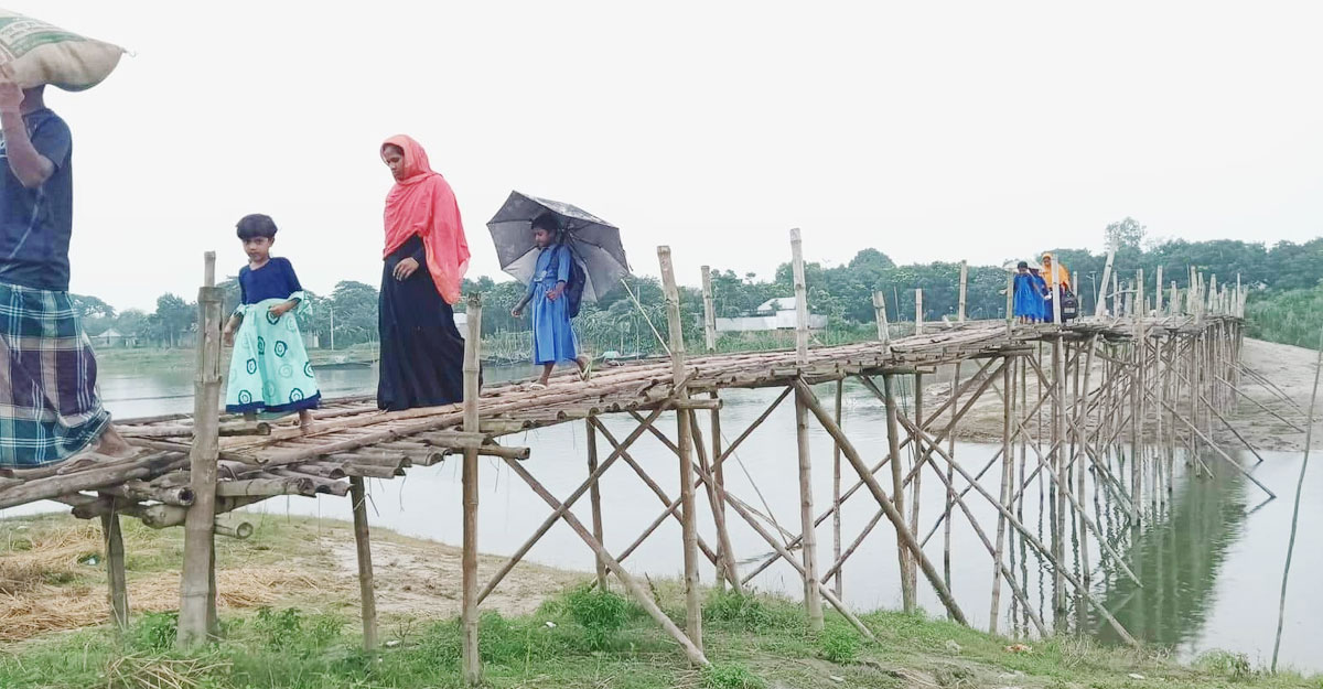 ৭ গ্রামের কয়েক হাজার মানুষের ভরসা বাঁশের সাঁকো