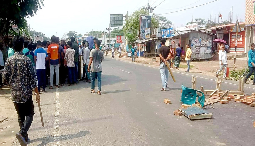 ববি শিক্ষার্থীকে বাস শ্রমিকদের মারধর, প্রতিবাদে সড়ক অবরোধ