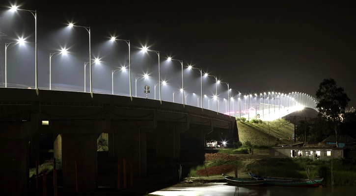 পদ্মা সেতুর ৪১৫ বাতির মধ্যে জ্বলল ২৯৬টি