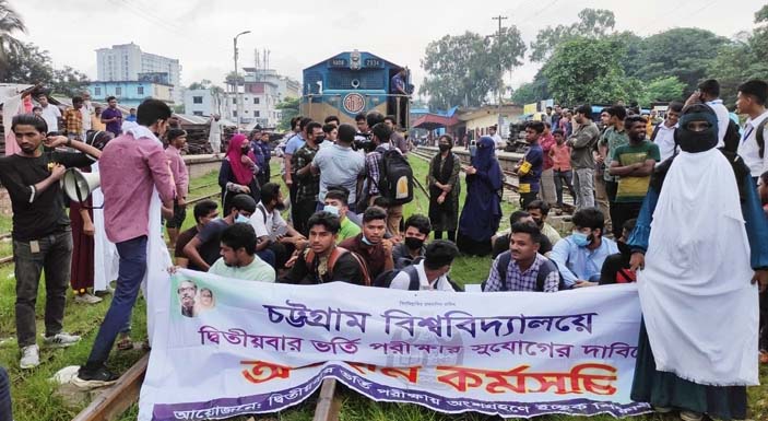 কাফনের কাপড় গায়ে জড়িয়ে রেললাইন অবরোধ