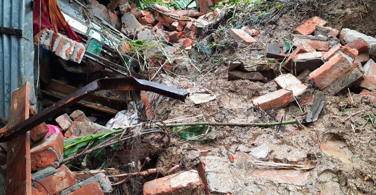ভারী বর্ষণে চট্টগ্রামে পাহাড় ধসের সতর্কবার্তা