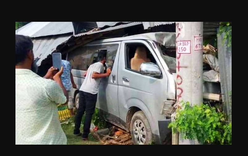 নিয়ন্ত্রণ হারিয়ে দোকানের ভেতর মাইক্রোবাস, প্রাণ হারালো ২ জন