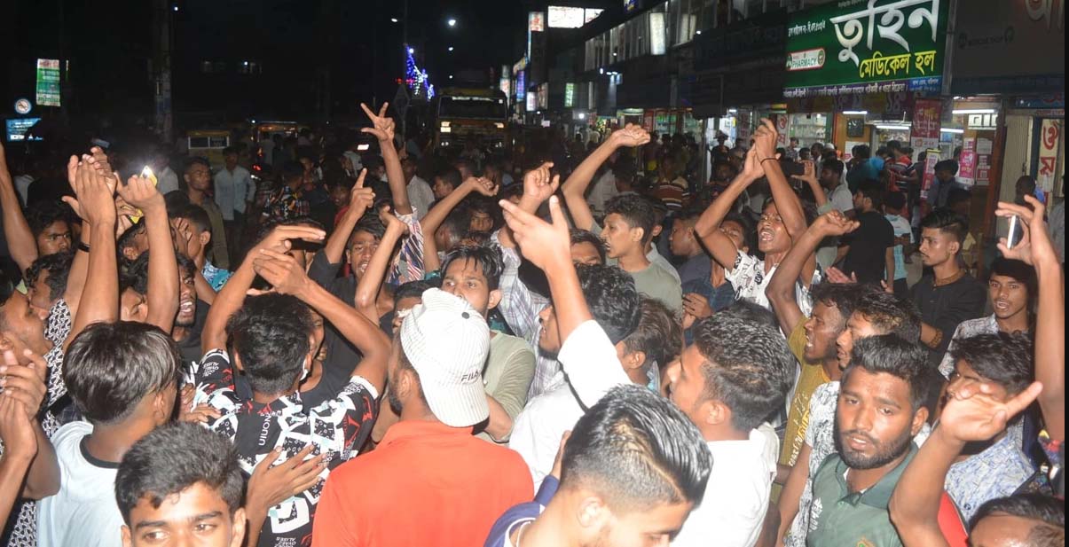 ইন্টার্ন চিকিৎসকদের কর্মবিরতি, নিহতের স্বজনদের সড়ক অবরোধ