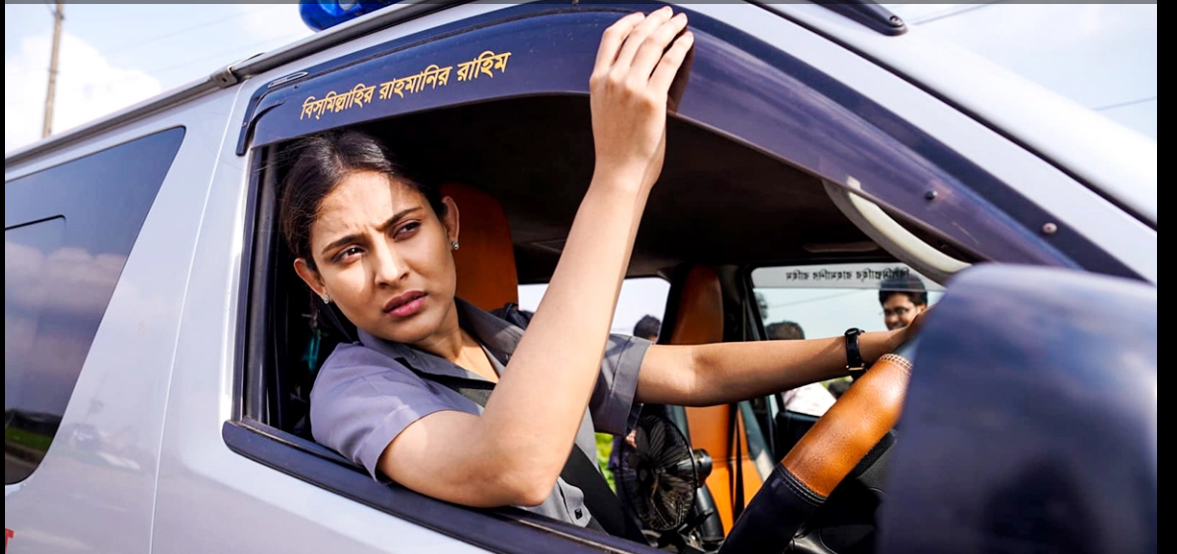 প্রাণ বাঁচাতে নিজেই অ্যাম্বুলেন্স চালিয়ে ছুটলেন মেহজাবীন