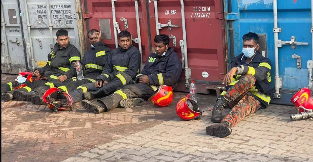সীতাকুণ্ড অগ্নিকান্ড: টানা কাজ করতে গিয়ে ক্লান্ত ফায়ার সার্ভিস কর্মীরা