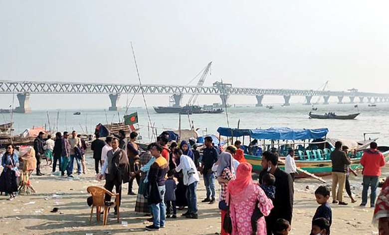 পদ্মা সেতু উদ্বোধন কেন্দ্র করে বাড়ছে দর্শনার্থীদের ভিড়