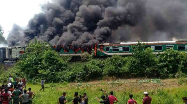 দেড় ঘণ্টা পর নিয়ন্ত্রণে এসেছে চলন্ত ট্রেনের আগুন, ক্ষতিগ্রস্ত ১২ বগি