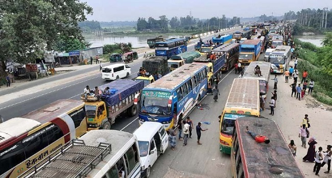 এক লেন আটকে ঢাকা-চট্টগ্রাম মহাসড়কের সংস্কার,সীতাকুণ্ডে ১৫ কি.মি যানজট