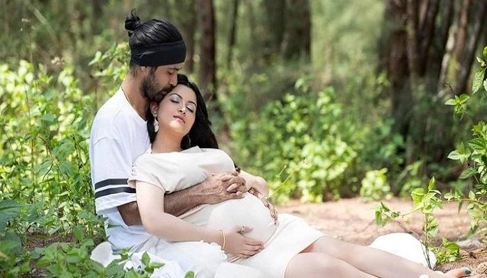 রাজ পেটে হাত দিয়ে ডাকলে নড়েচড়ে পরিমণির সন্তান